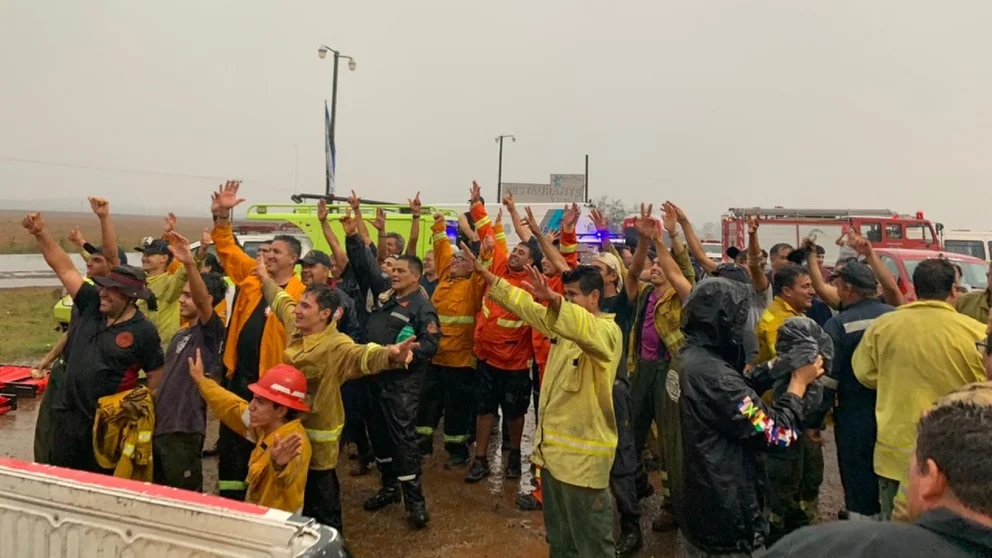 Bomberos argentinos celebran la lluvia en medio de una larga lucha contra devastadores incendios (VIDEOS)