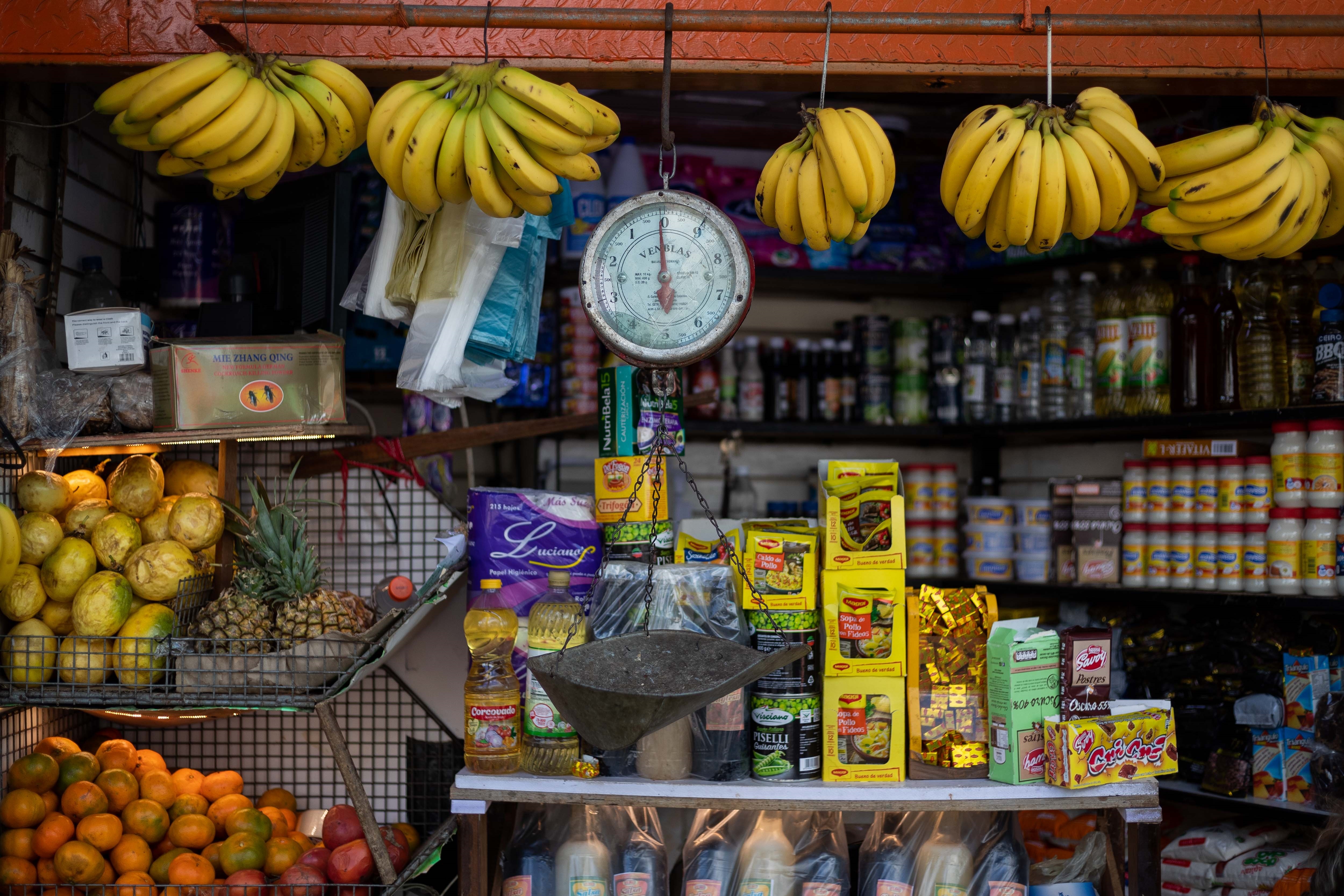 Salario mínimo apenas cubre 5% de la canasta alimentaria, según Cendas-FVM