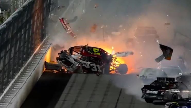 Imágenes IMPACTANTES: Auto voló por el aire, perdió el motor y provocó una bola de fuego en Nascar