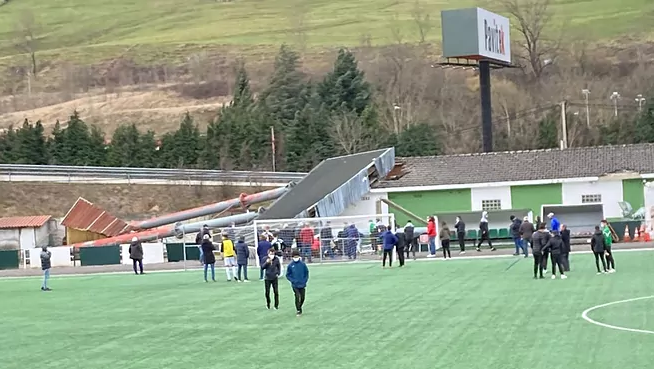 Tragedia en España: Murió un espectador de un partido de fútbol al caer una torre eléctrica