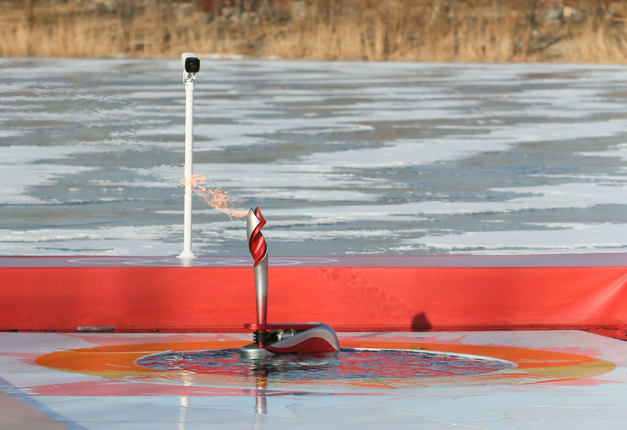 La llama olímpica pasó por debajo del agua para los Juegos de Pekín (Video)