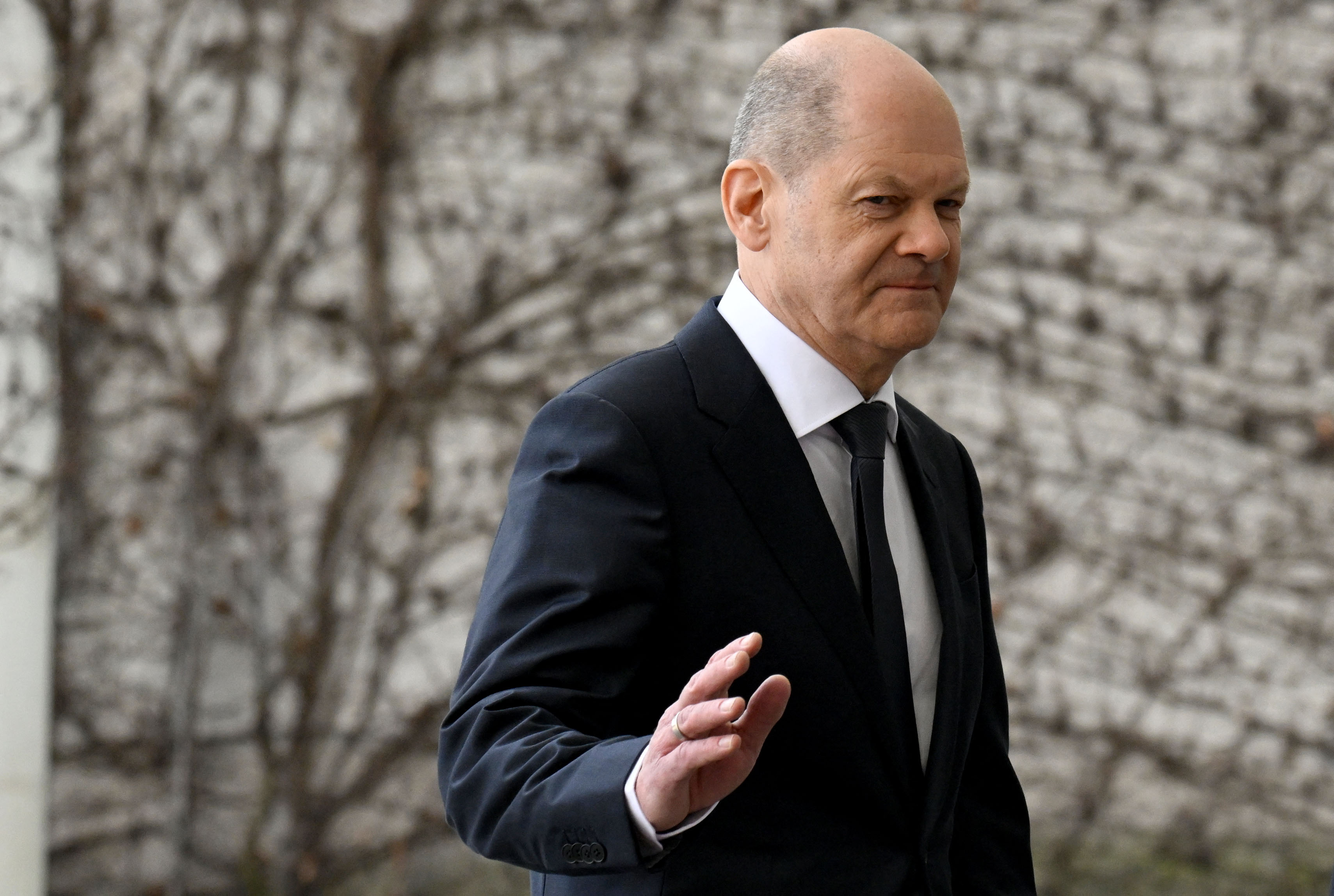 Scholz llama a defender el derecho de la mujer al aborto tras fallo de la Corte Suprema de EEUU