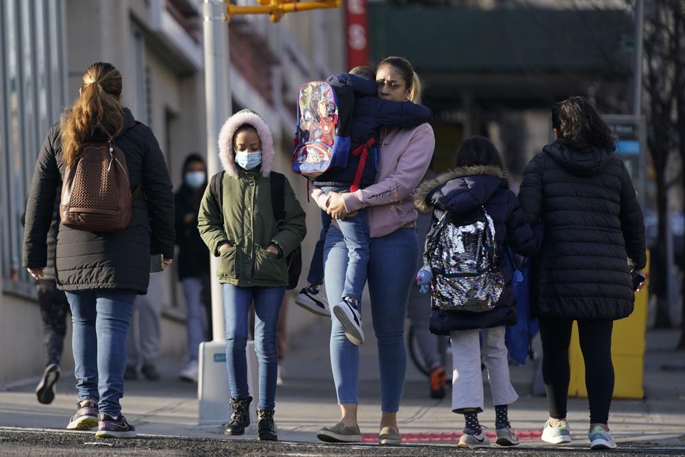 Escuelas de EEUU levantan mandato sobre uso de mascarillas