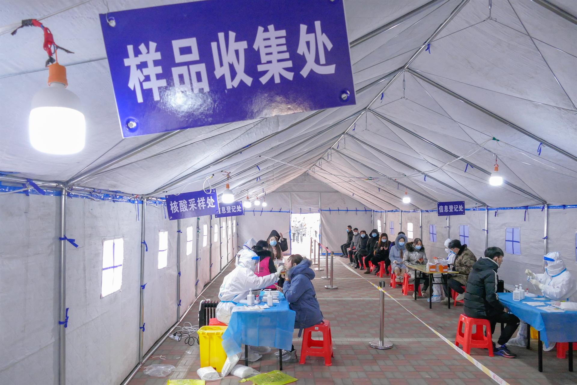 China detecta 233 contagios locales entre sus últimos 337 casos de Covid