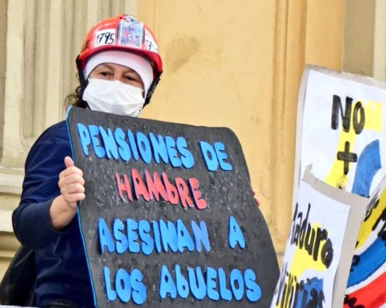 Jubilados y pensionados entregaron al Seguro Social documento para exigir pensiones justas #9Mar