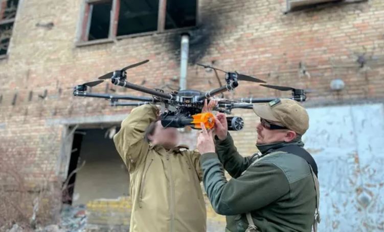 Quiénes son los operadores de drones que detuvieron a los “convoyes de la muerte” que Putin envió a Kiev (Video)