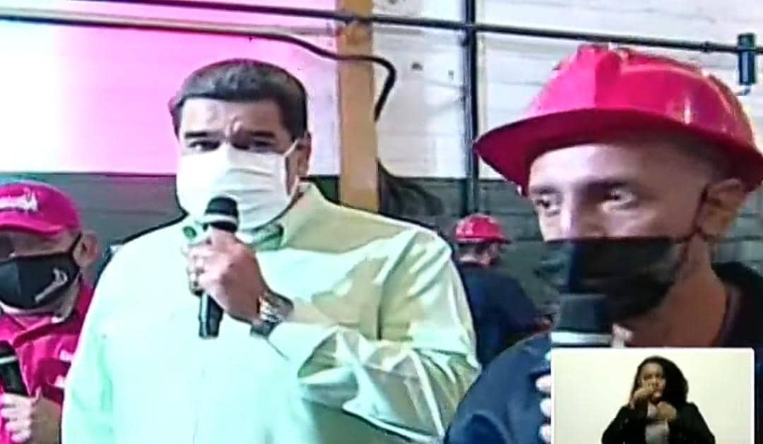 Maduro, “un hombre de clase”: se paseó por las industrias básicas con sus joyas en las manos (Video)