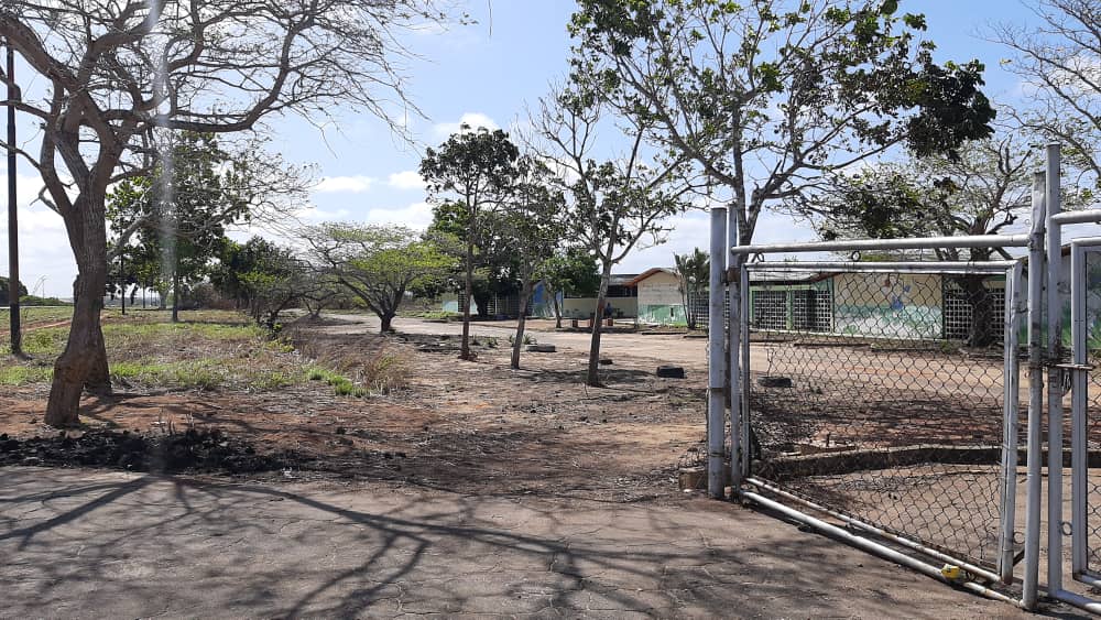 El suelo se convirtió en el “pupitre” de cada estudiante de la Escuela Técnica Agropecuaria de El Tigre