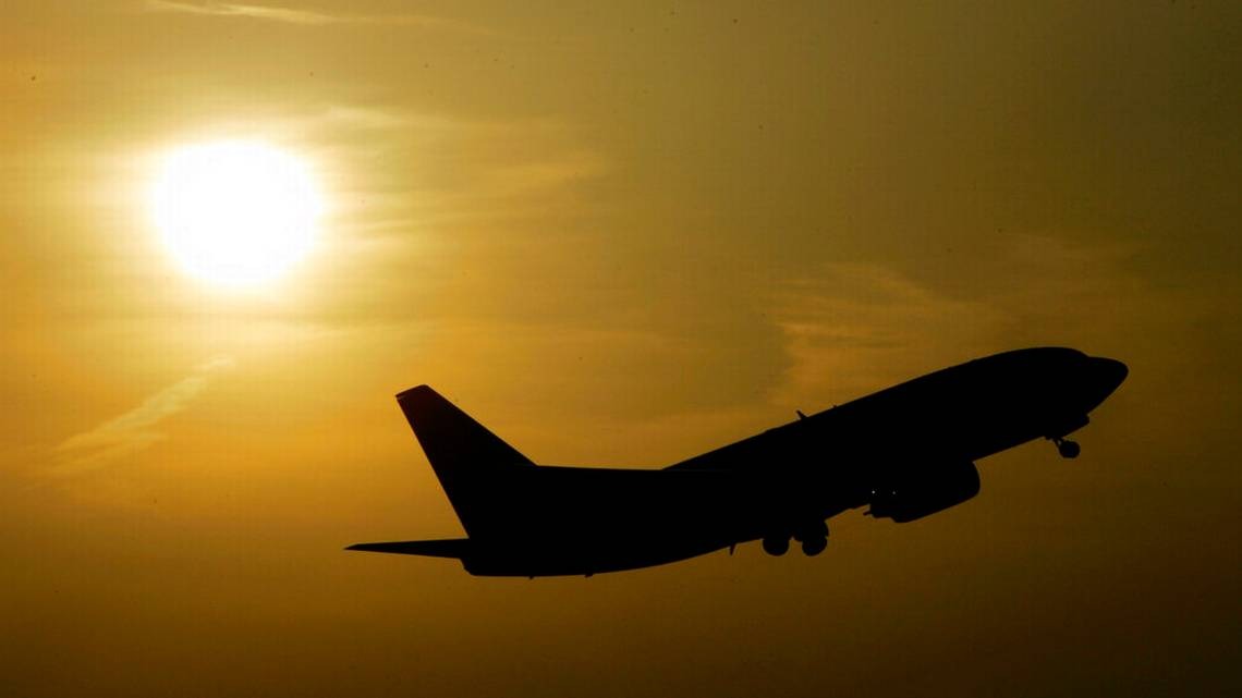 ¿Volando ligero? Se subió desnudo al ala de un avión en el aeropuerto de Chicago