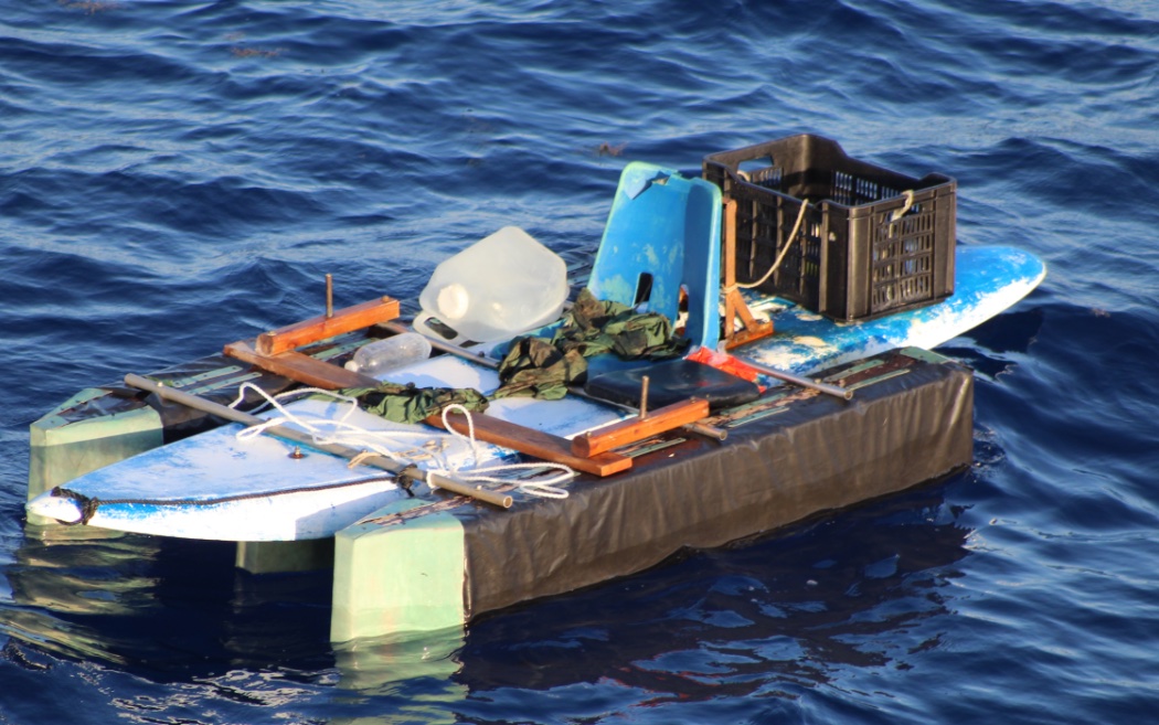 Hallan cerca de Bahamas a cubanos en una embarcación hecha con una tabla de surf (Fotos)