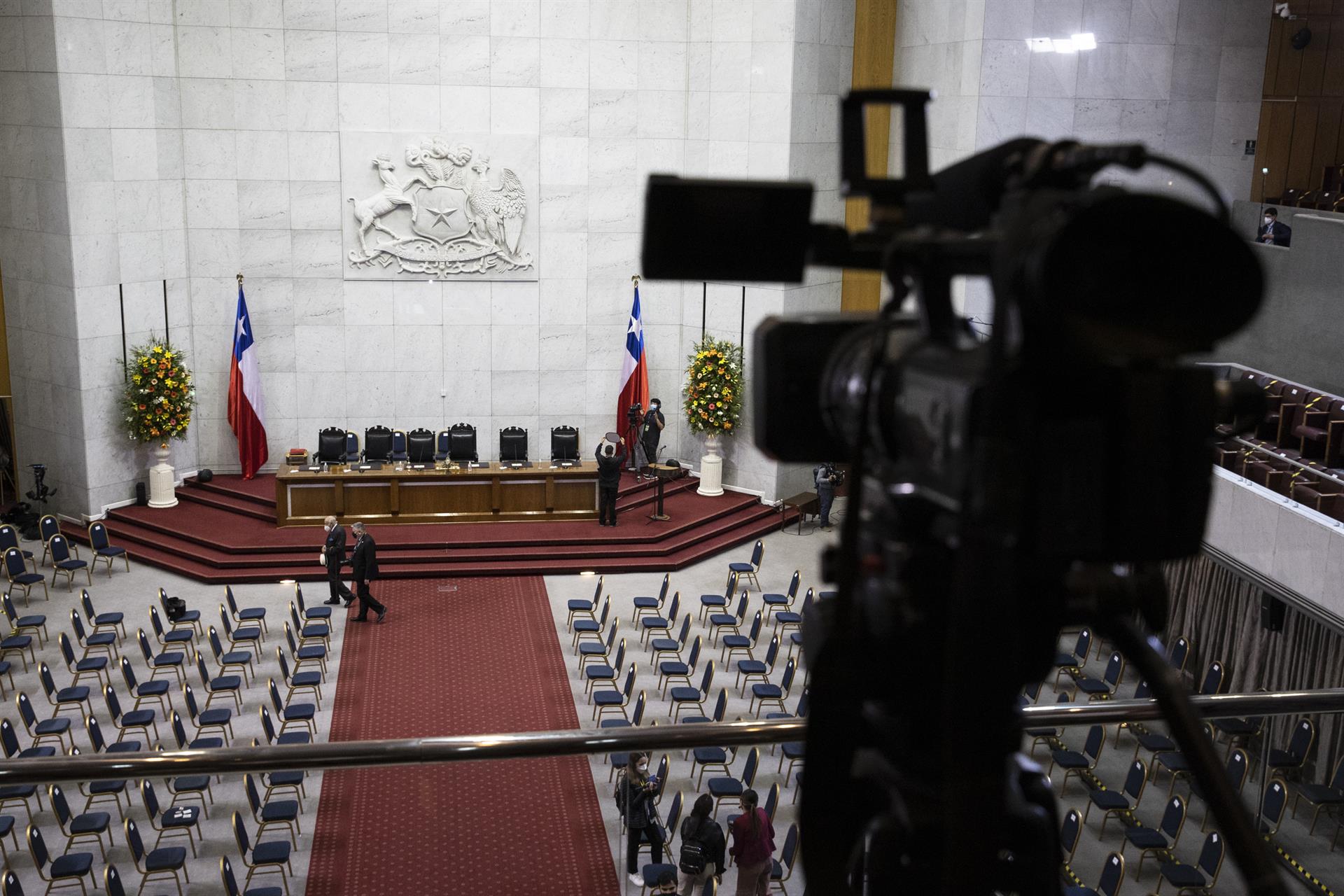 A una hora del cambio, el Senado aún discute quién pondrá la banda a Boric