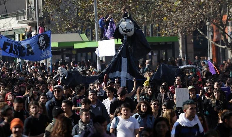 Joven de 19 años resultó herido de bala durante marcha estudiantil en Chile