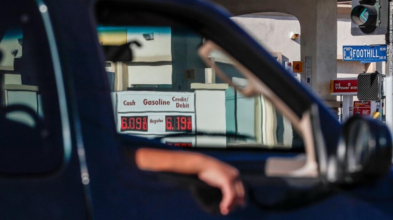 ¿Por qué la gasolina en California ha subido a más de seis dólares por galón?