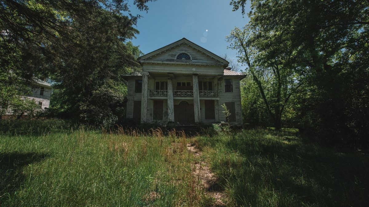 Se adentran en misteriosa mansión abandonada donde ocurrió uno de los crímenes más aterradores de EEUU