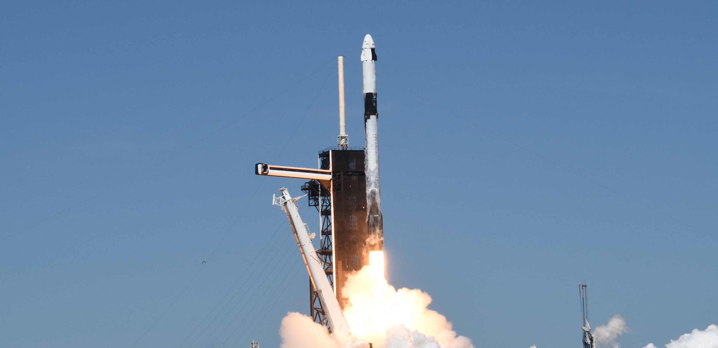 La primera misión privada al espacio se acopló a la Estación Espacial Internacional