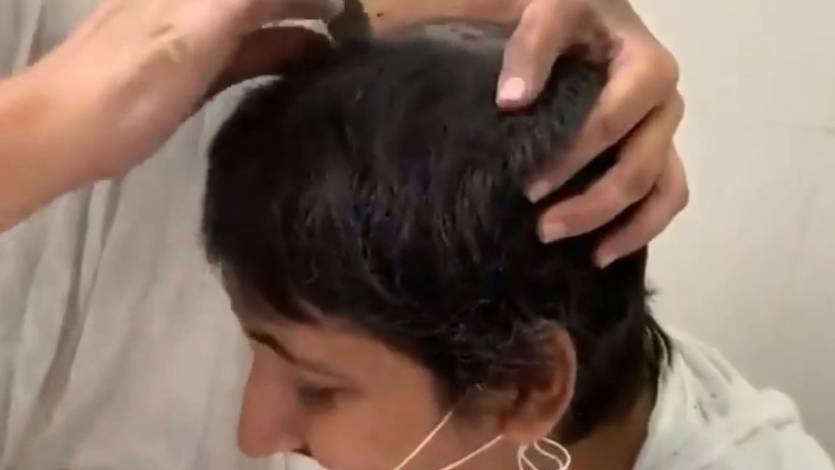 Dolorosa tradición religiosa: A una niña de ocho años le arrancan cada mechón de cabello a mano (FOTO)