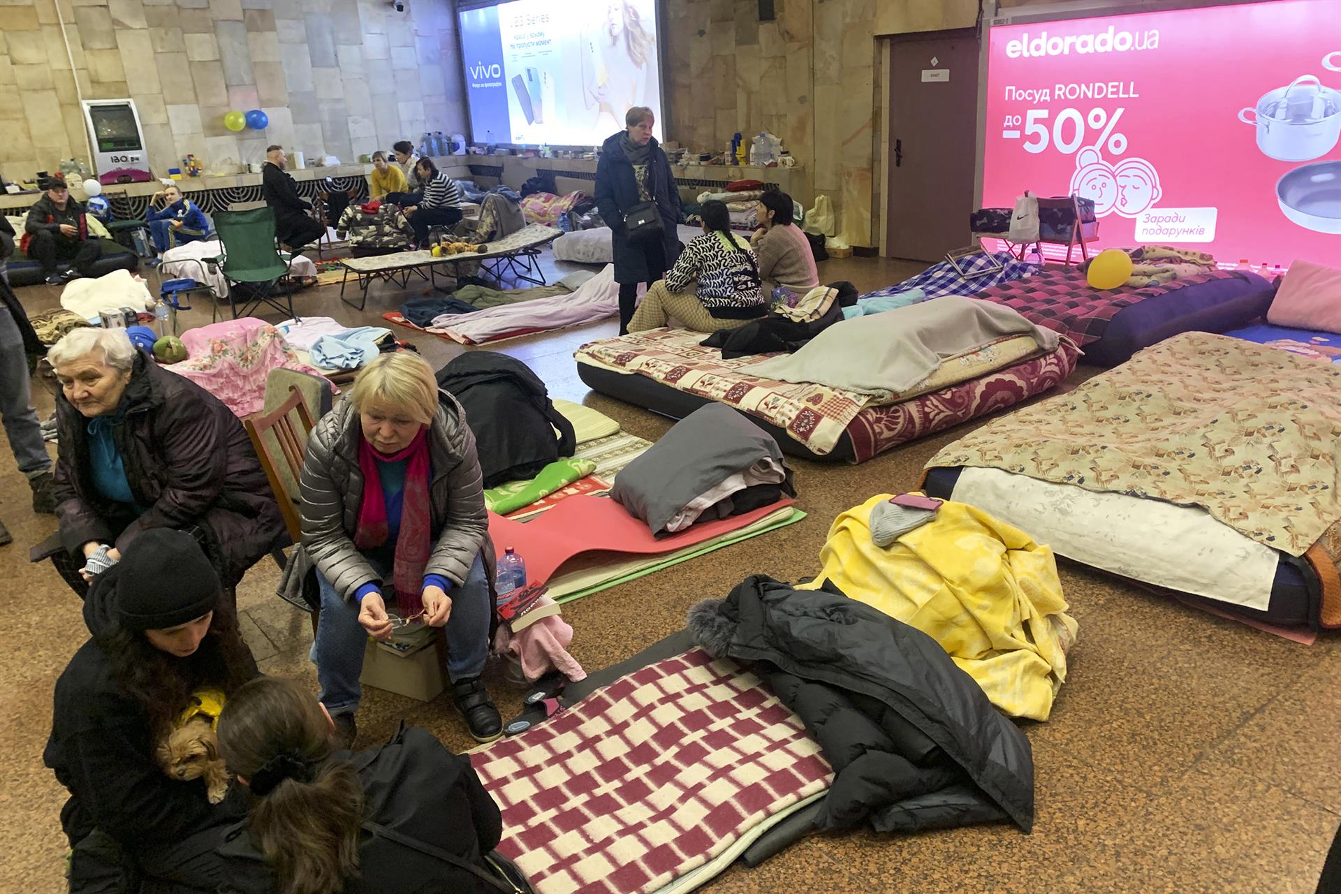 La vida subterránea en el metro de Kiev continúa pese a la retirada rusa