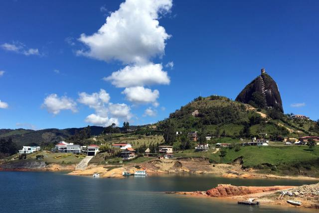 Tragedia en Colombia: una joven muerta y otra desaparecida tras caer al embalse de El Peñol por una gorra