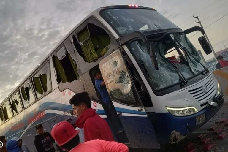 Enfrentamiento con la policía dejó un fallecido y varios heridos tras bloqueo en una vía de Perú