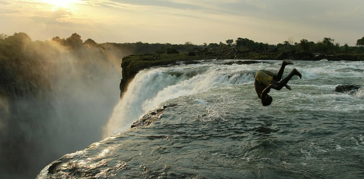 La “Piscina del Diablo”: un baño en el abismo más peligroso del mundo