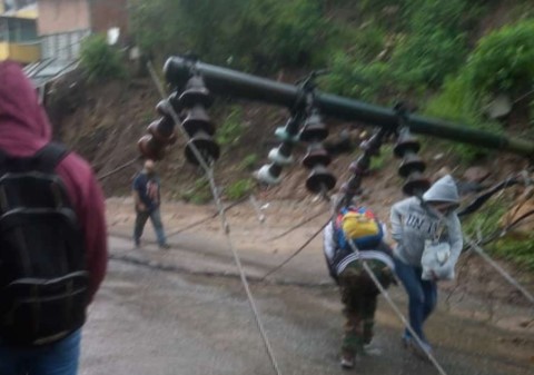 EN IMÁGENES: fuertes lluvias afectaron a varias zonas de El Junquito este #30Abr