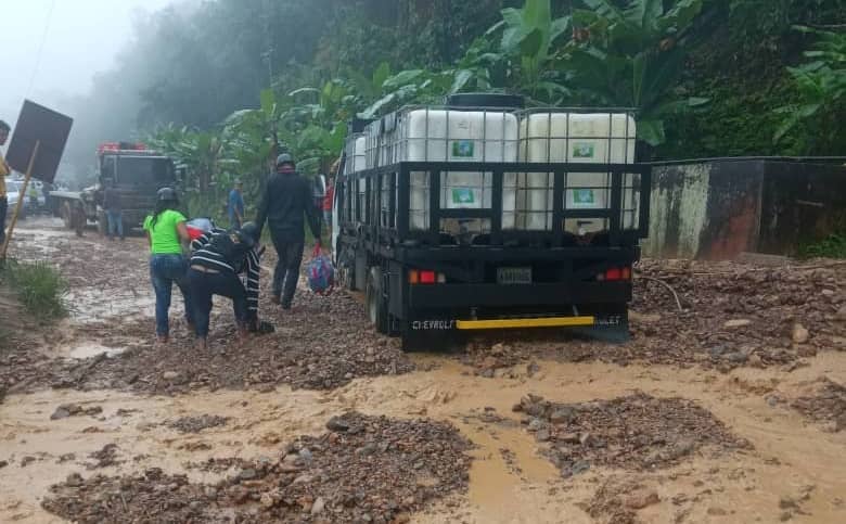 Deslaves interrumpen el paso por la carretera entre Barinas y Mérida (FOTO)