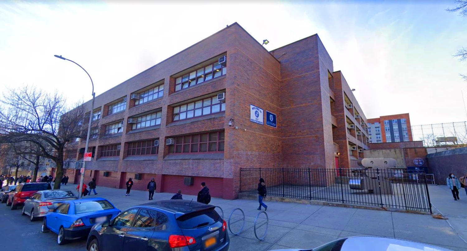 ¡Inaceptable! Maestro de Nueva York asfixió por cinco segundos a estudiante de 12 años