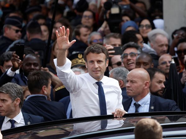 Lanzan tomates contra Macron durante una visita a un mercado a las afueras de París (VIDEO)