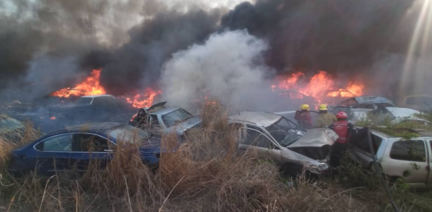 Más de 250 vehículos ardieron durante incendio en estacionamiento de El Rodeo (Video)