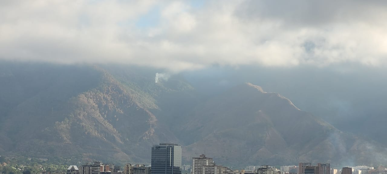 Continúa el incendio en el sector Cachimbo en el Parque Nacional El Ávila #11Abr (Fotos)