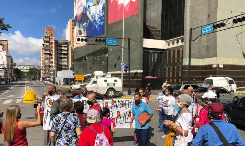 “Es un lujo comer proteína”: la precaria situación de los pensionados venezolanos