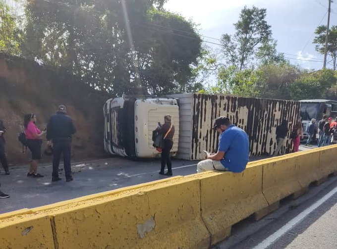 Gandola volcada en la carretera Panamericana mantiene el paso restringido en el kilómetro 6-7 #2May (FOTO)