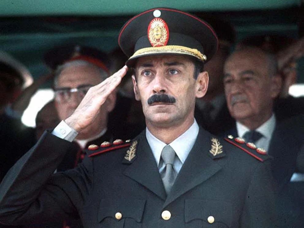 Videla, el dictador que confesó atrocidades, vivía congelado en el tiempo y murió sentado en el inodoro