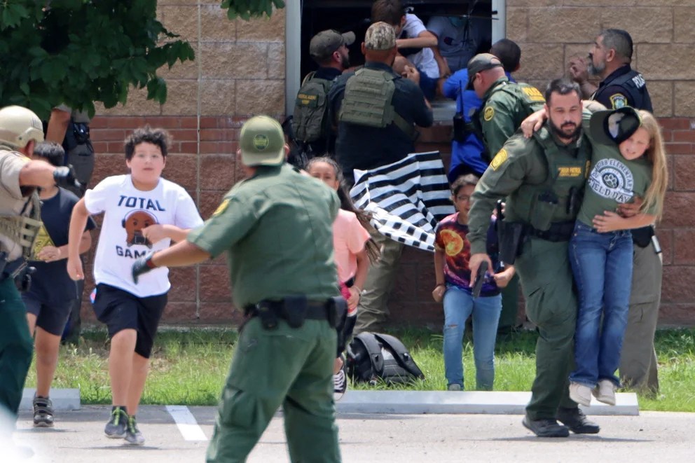 Los dramáticos llamados al 911 que realizaron los niños dentro de la Escuela Robb mientras eran atacados