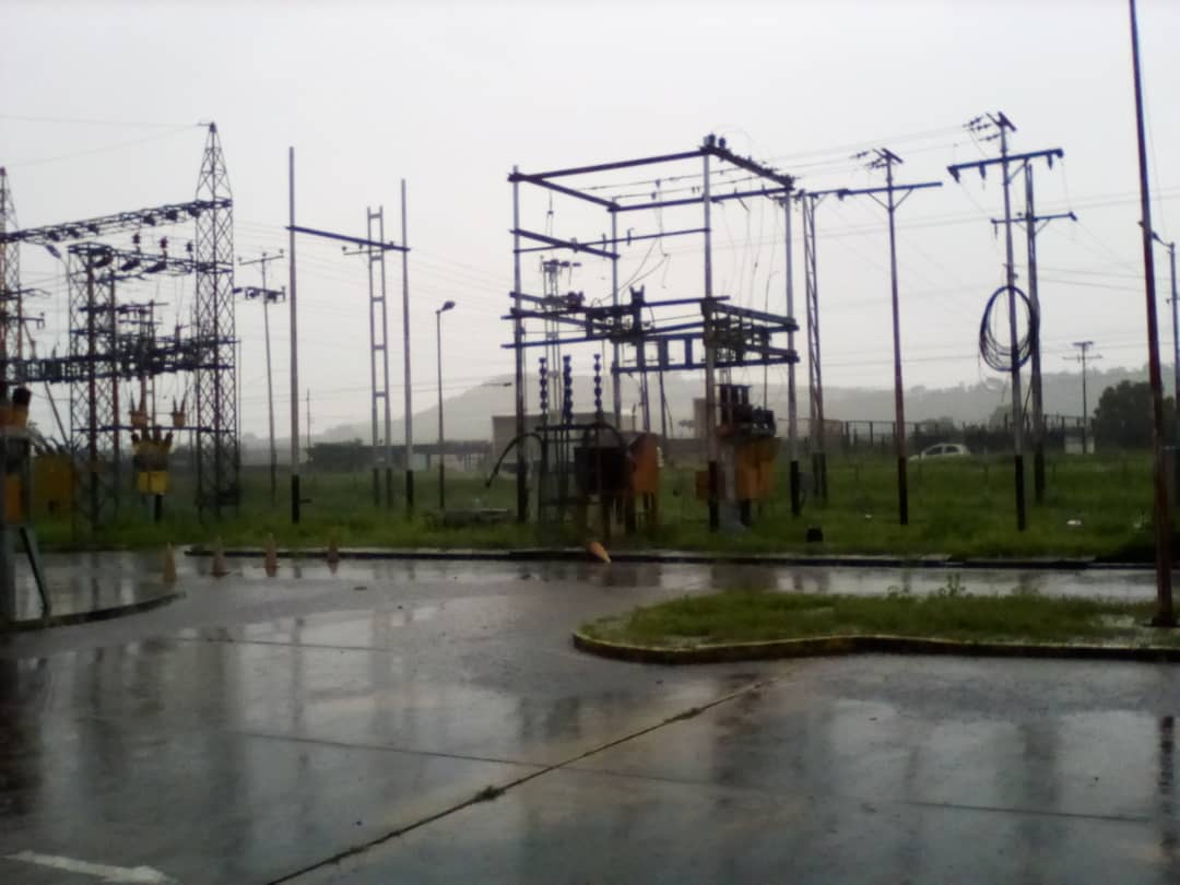 El caos que causó la explosión de un interruptor de la Sub Estación Barinas I en plena lluvia (VIDEO)