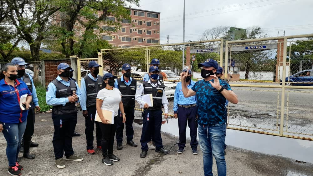 Denuncian que un enchufado “rojito” quiere tomar el estacionamiento del Hospital Central de San Cristóbal (VIDEO)