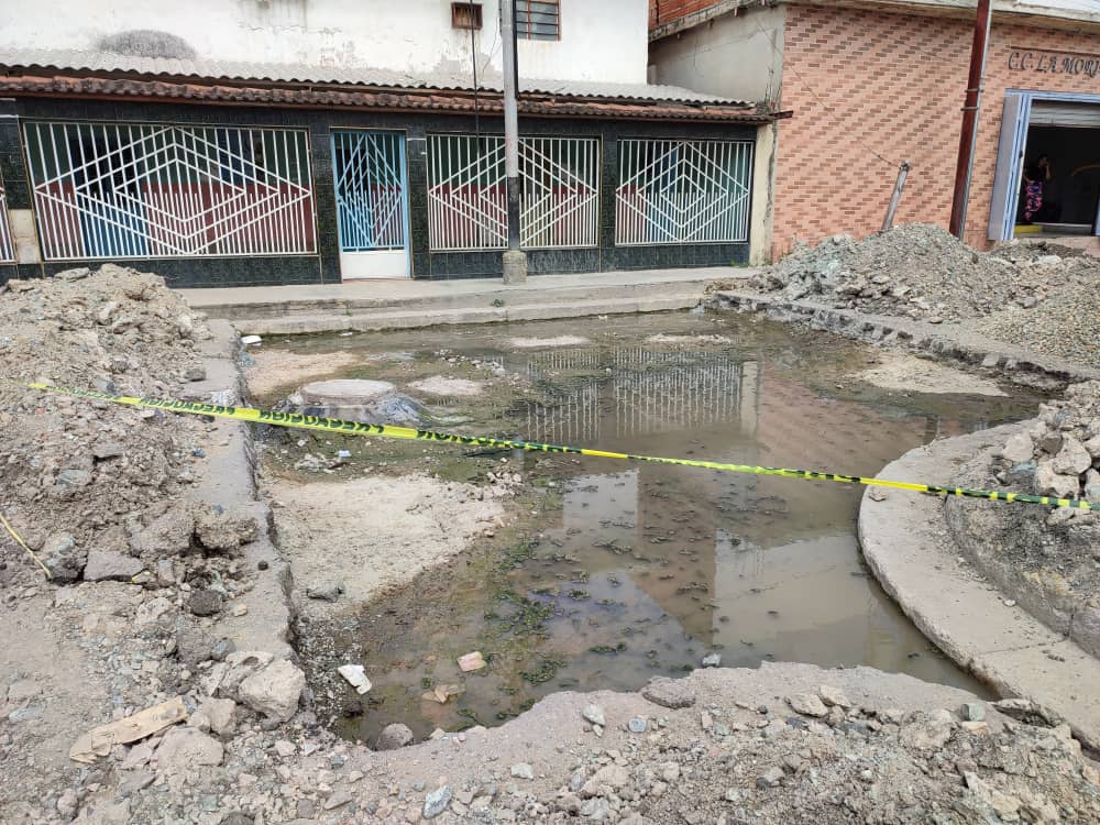 Huecos y botes de aguas negras adornan las calles de La Morita en Aragua (FOTOS)