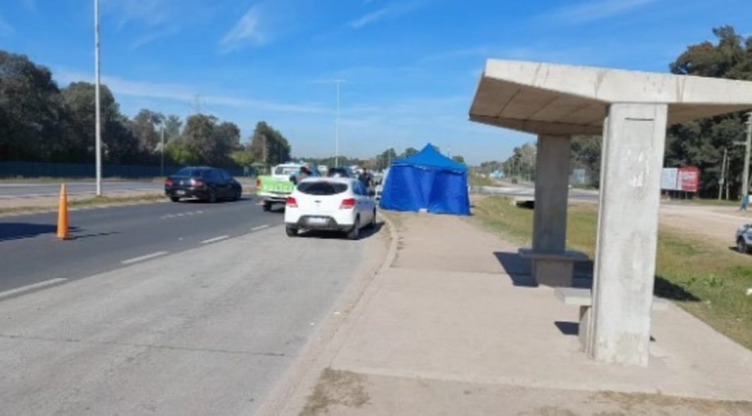 Esperaba el autobús, una rueda de camión vino volando y lo mató