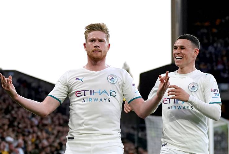 Póker de Kevin De Bruyne acercó al Manchester City al título en Inglaterra