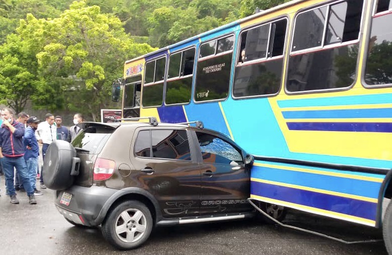 Carro terminó incrustado en transporte público tras chocar por pavimento húmedo en El Cafetal #15May (FOTOS)