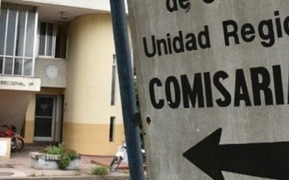 ¡Escándalo! Allanan una comisaría y encuentran a un preso teniendo sexo sobre un escritorio