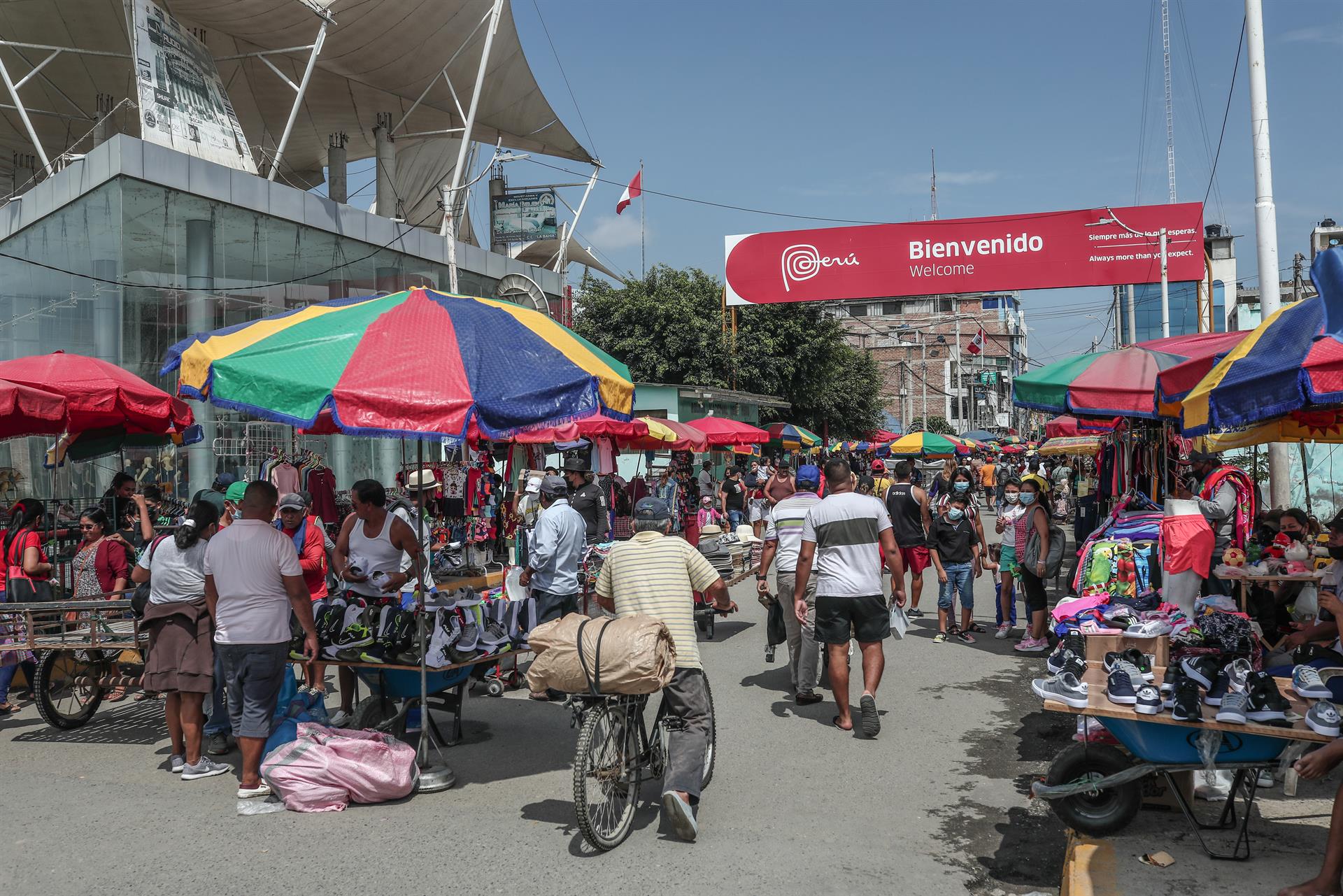 Salud y educación, un sueño lejano para los venezolanos entre Perú y Ecuador