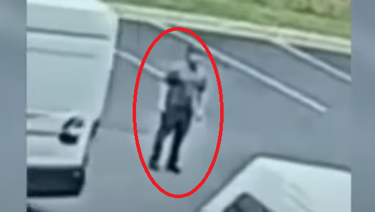 ¡SUSTO! Un fantasma apareció tras el paso de una ambulancia en EEUU (VIDEO)