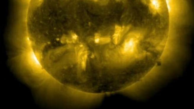 Conspiranoico denuncia haber visto un ovni con forma de cubo en el Sol y esto dijo la Nasa