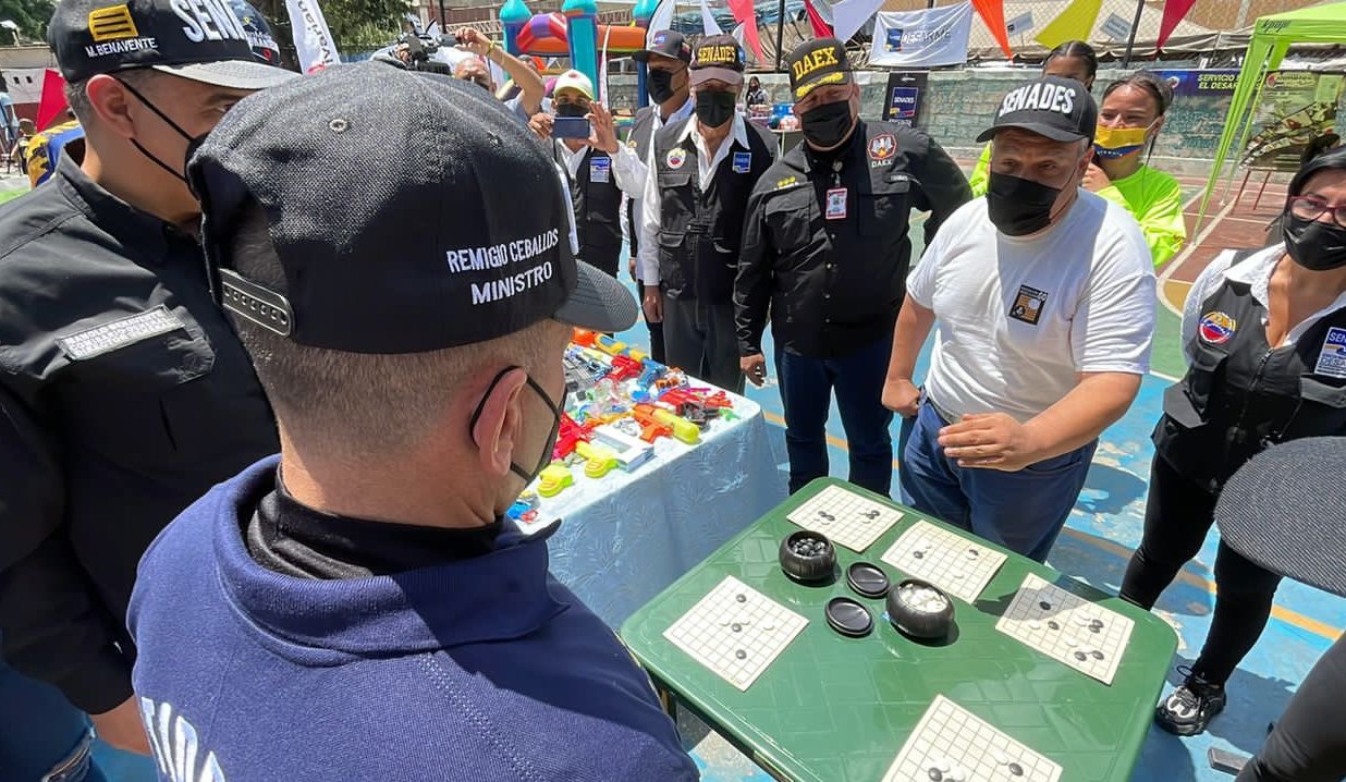 El chavismo incinera pistolas de agua en el país donde sobran las balas reales