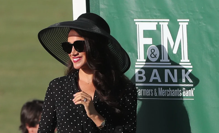 FOTO: El inesperado beso de Meghan Markle al príncipe Harry en un torneo de polo