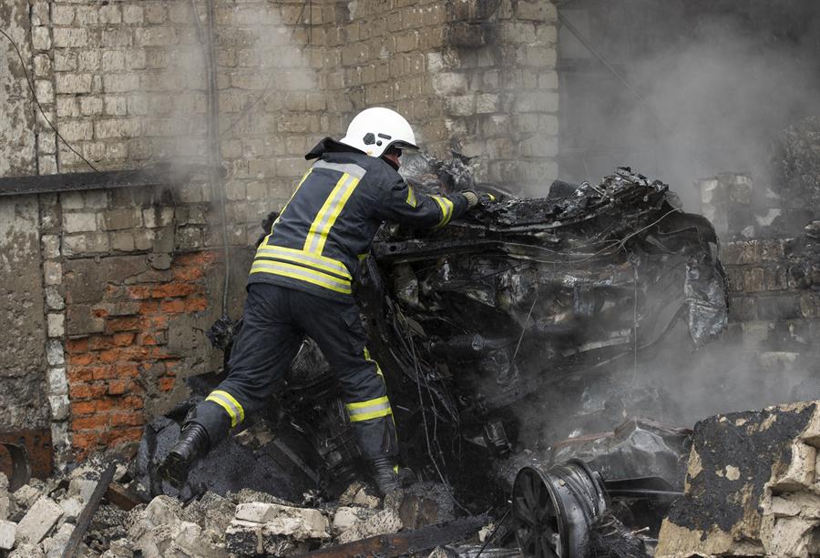 Terror en Ucrania: escuelas, fábricas e iglesias son destruidas por la artillería rusa y su trituradora en Járkov