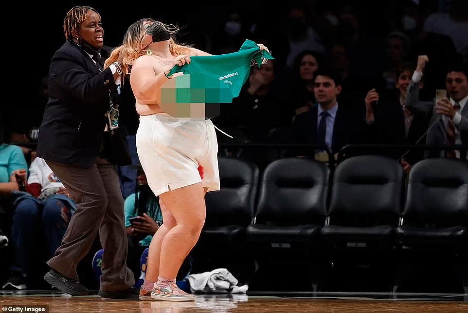 Ingresaron en pleno juego de la WNBA con las lolas al aire por el derecho al aborto en EEUU (VIDEO)