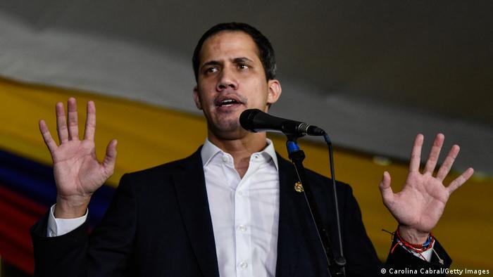 Venezuela: Opposition leader Juan Guaido attacked during tour