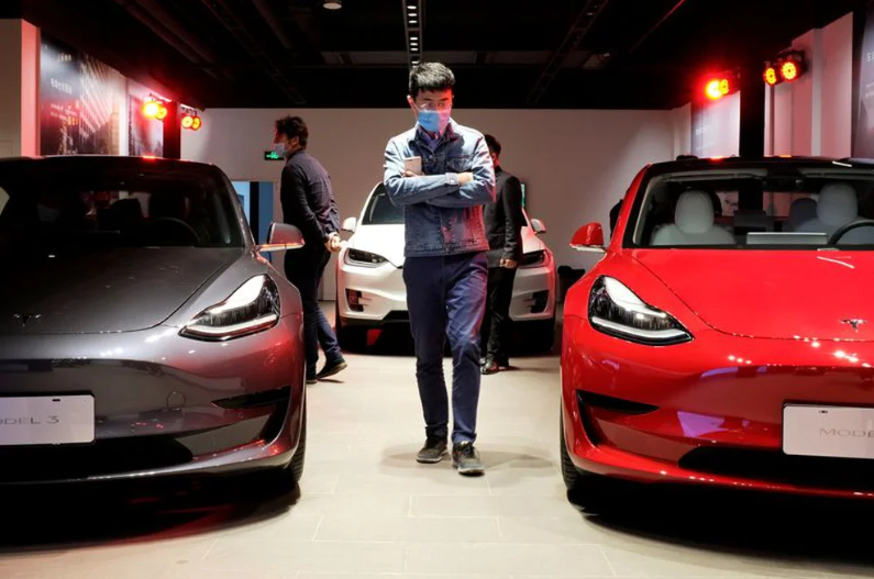 El régimen de China prohibió los autos Tesla en la ciudad donde se reunirán los líderes del gobierno comunista